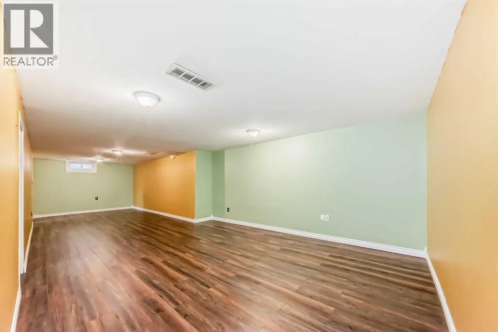 1942 Cottonwood Crescent SE