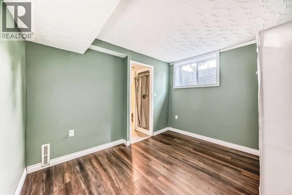 1942 Cottonwood Crescent SE
