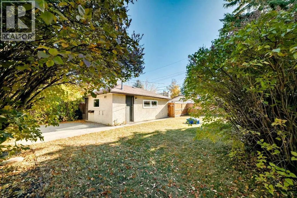 1942 Cottonwood Crescent SE