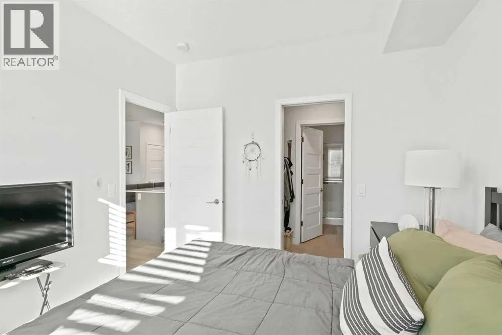 2204, 80 Greenbriar Place NW