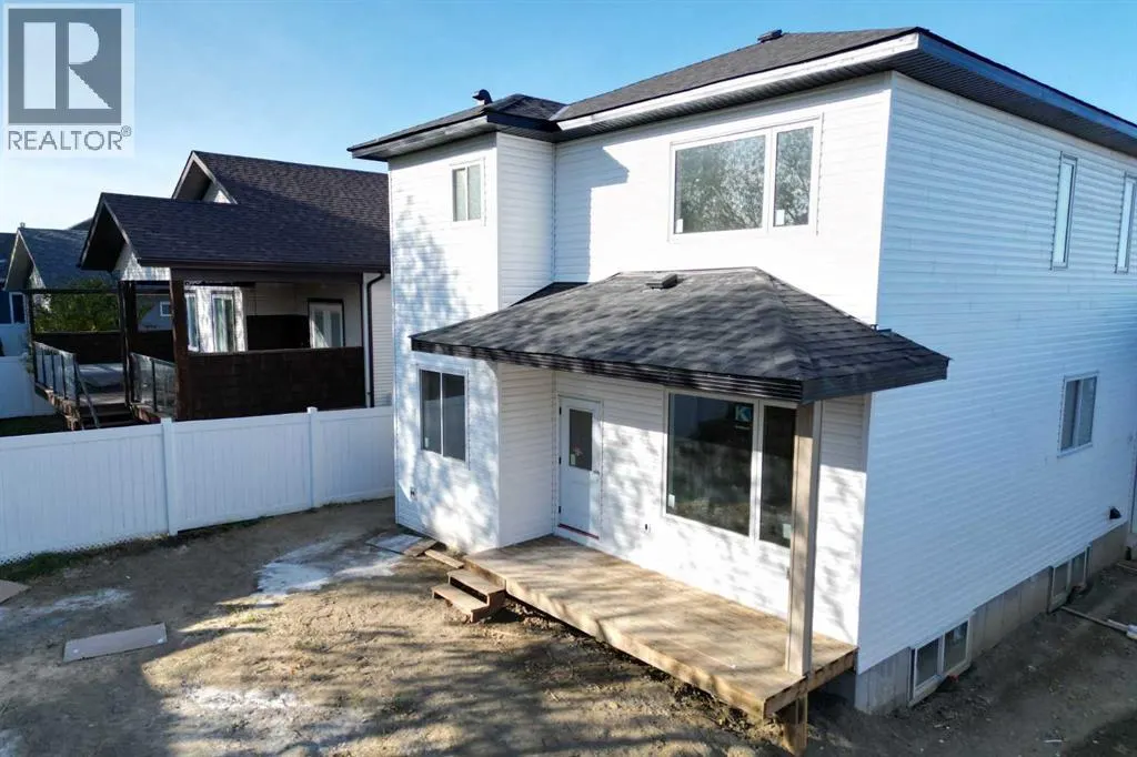 5821 Maple Cres