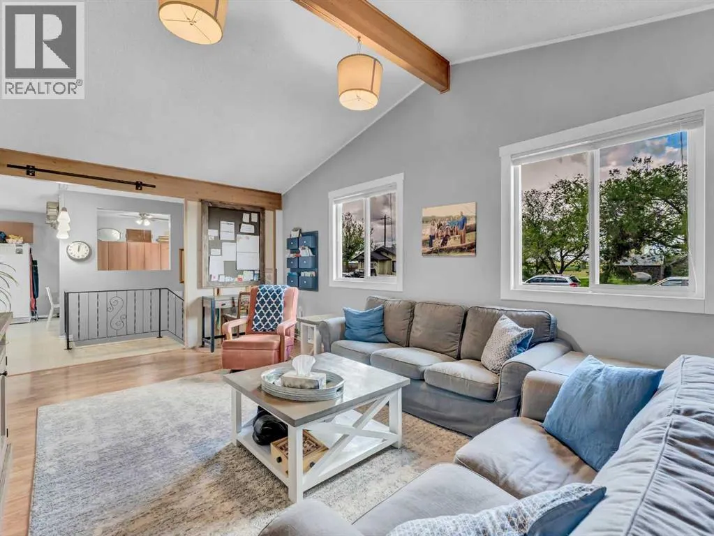 436 3 Street W