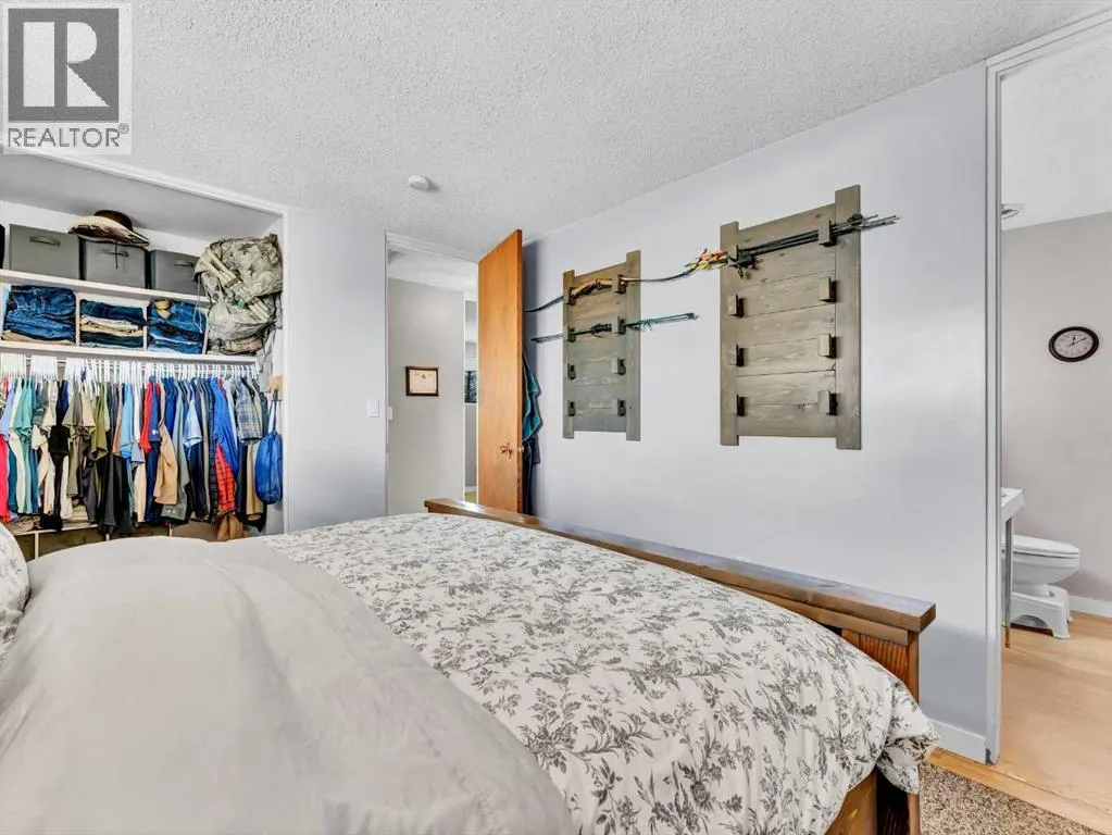 436 3 Street W