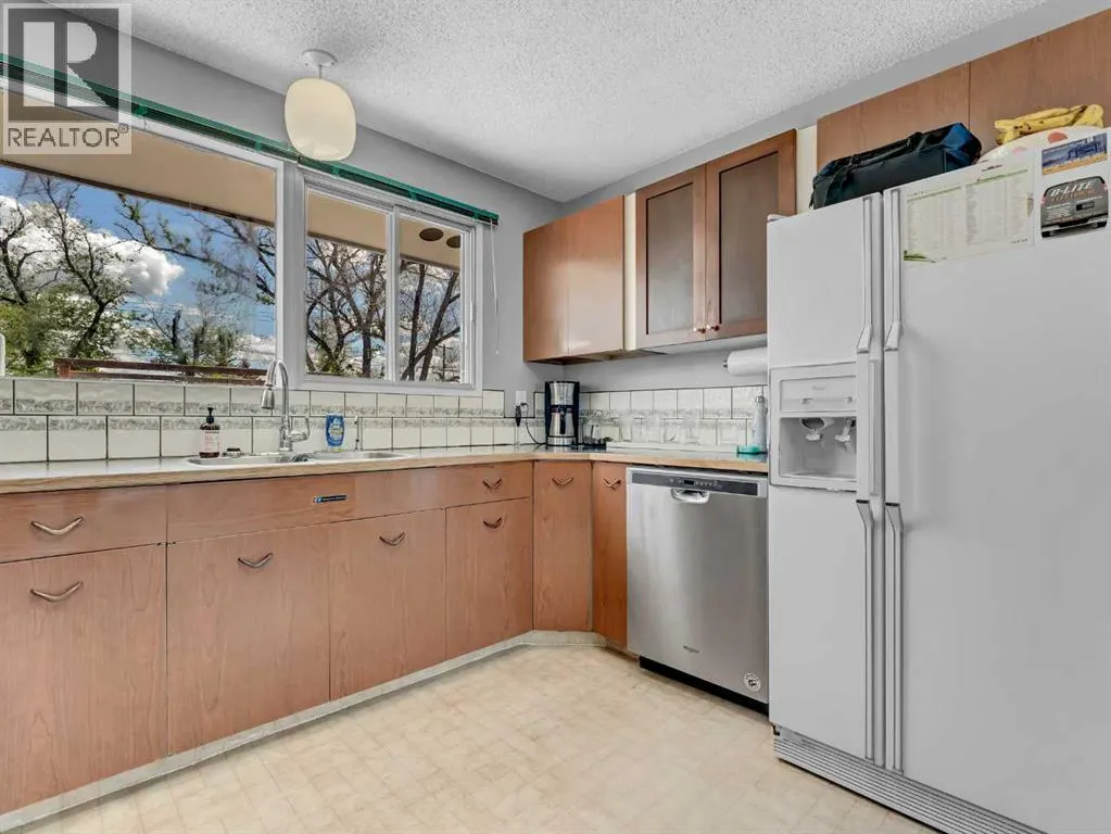 436 3 Street W