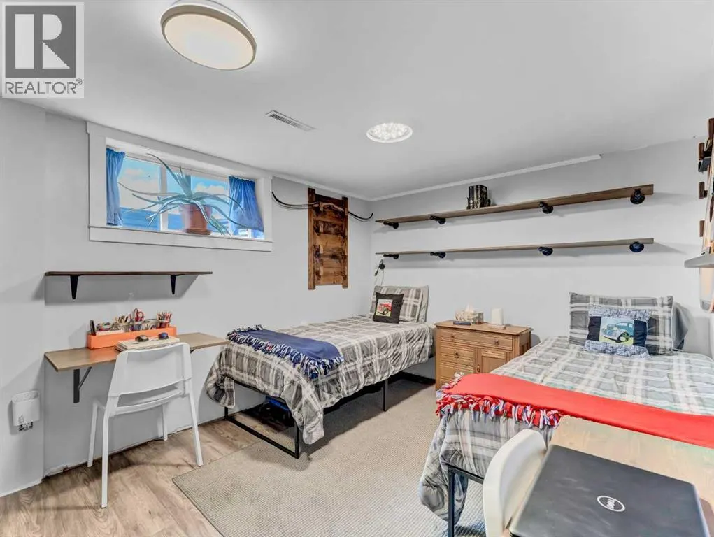 436 3 Street W