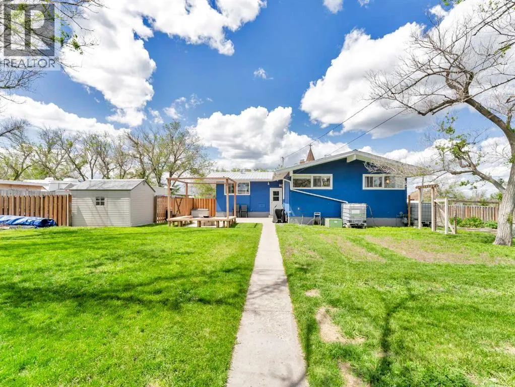 436 3 Street W