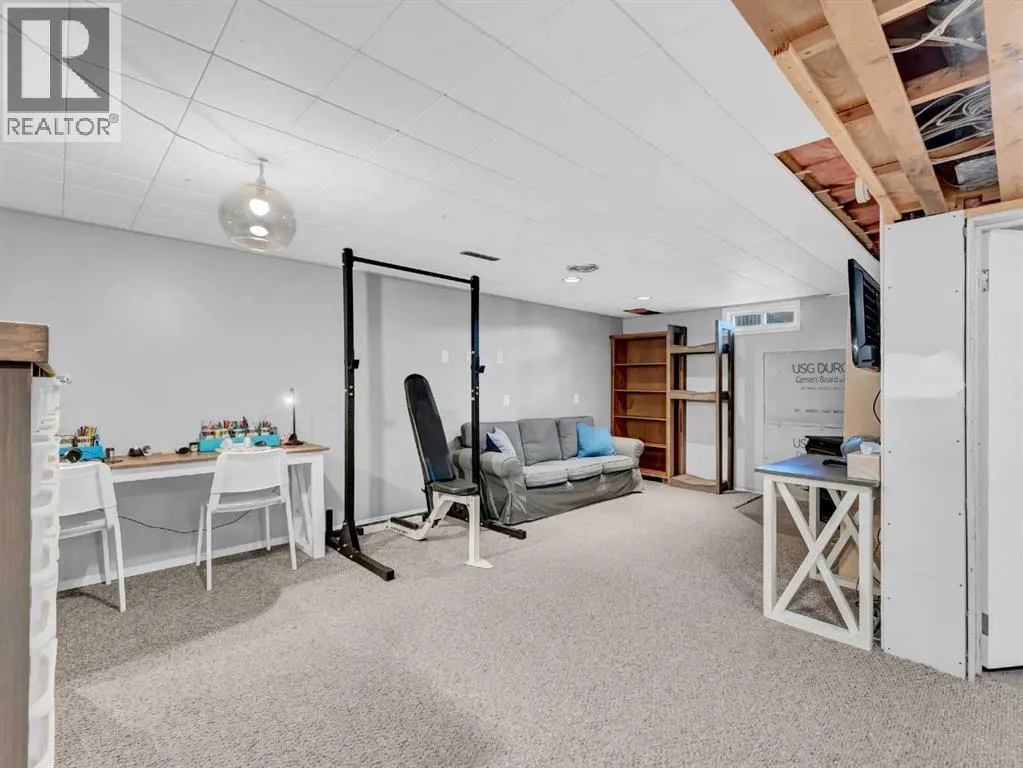 436 3 Street W