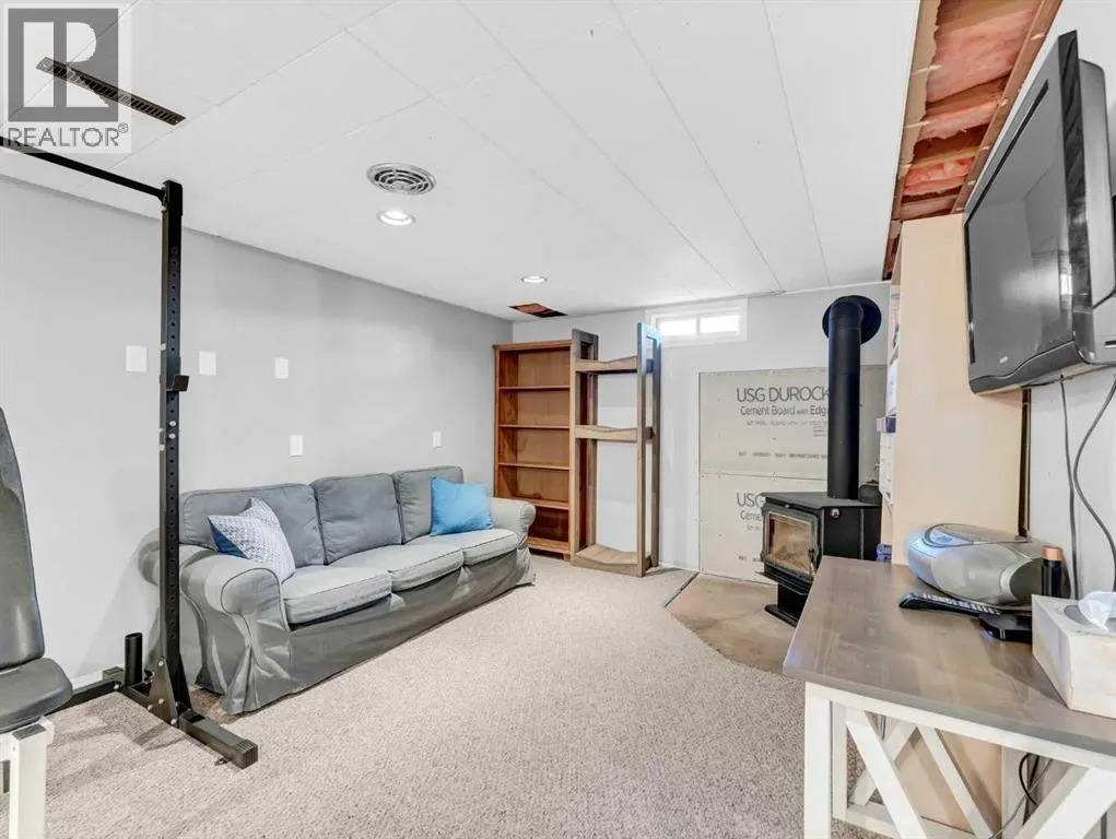 436 3 Street W