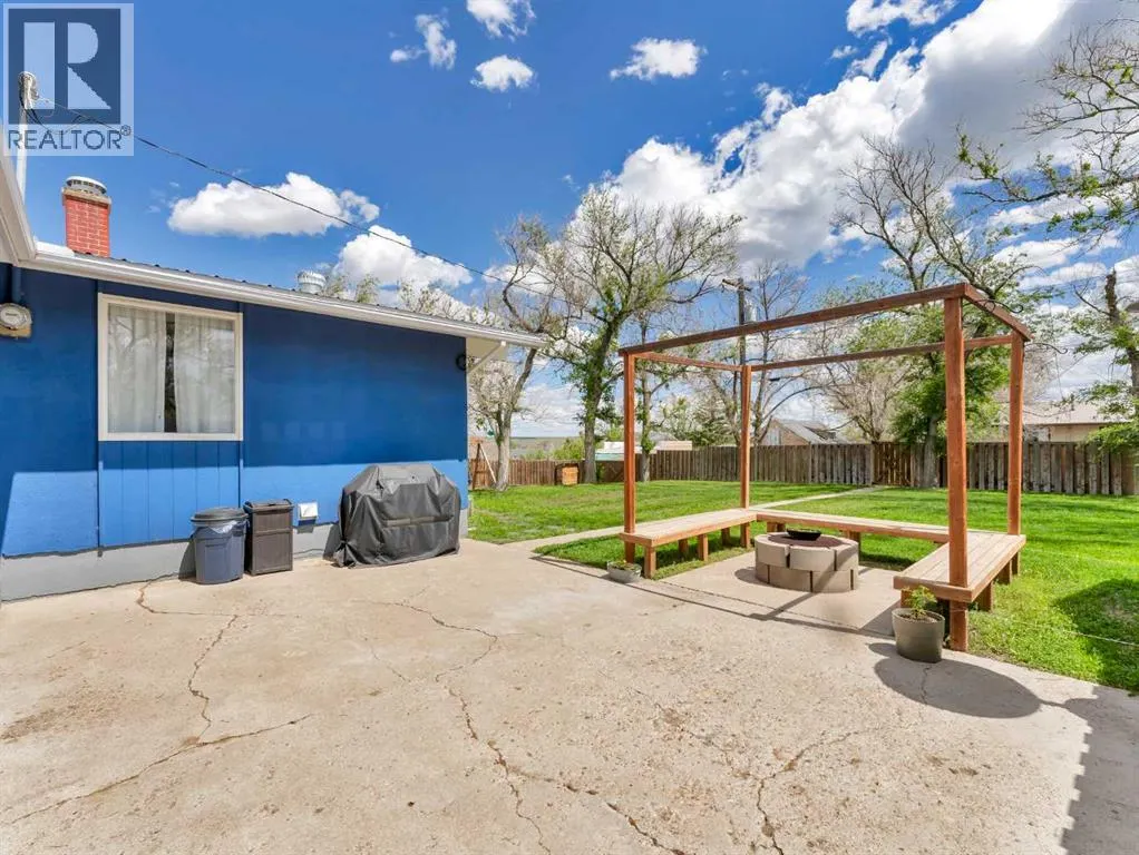 436 3 Street W