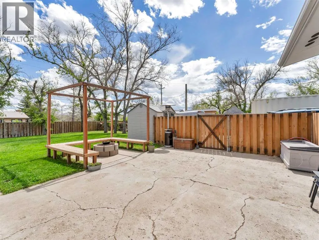 436 3 Street W