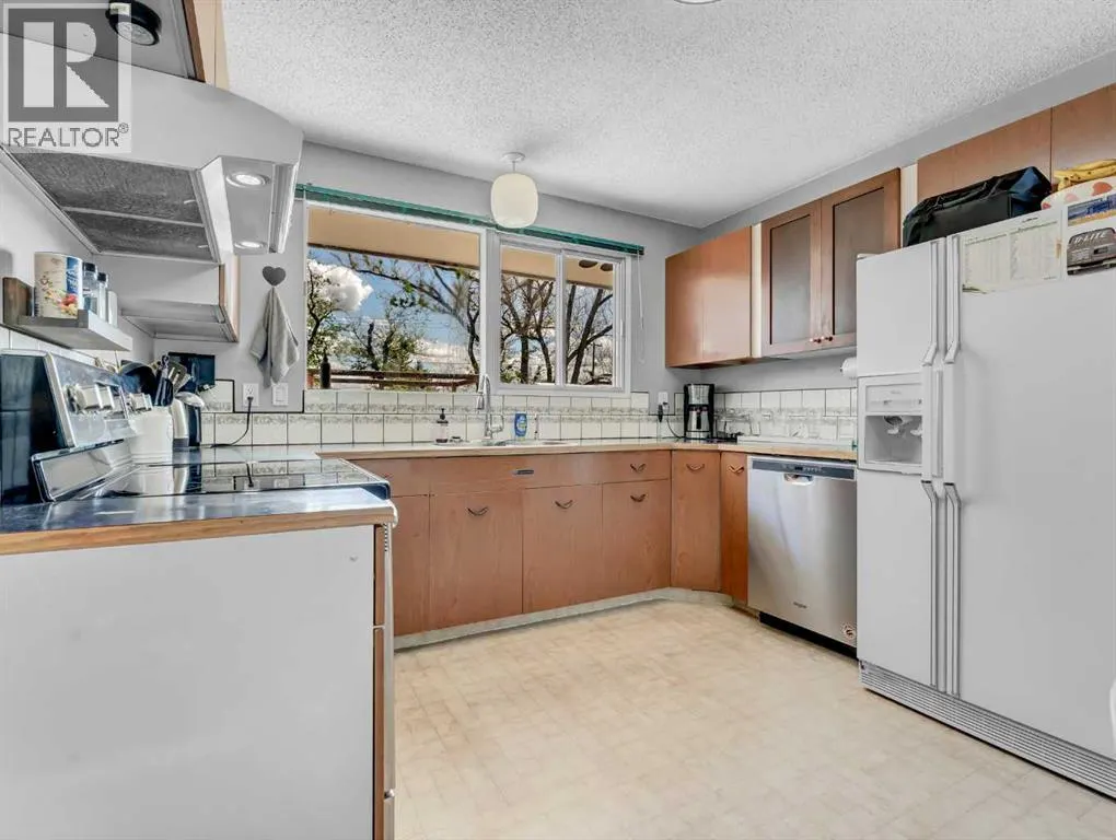 436 3 Street W