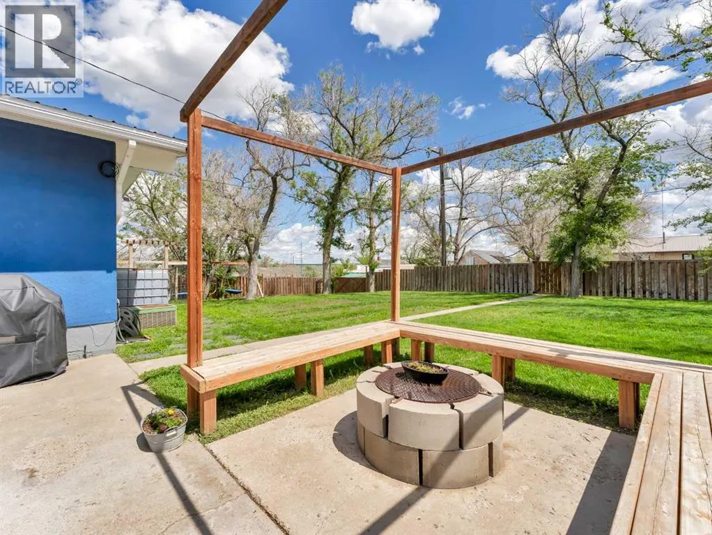 436 3 Street W