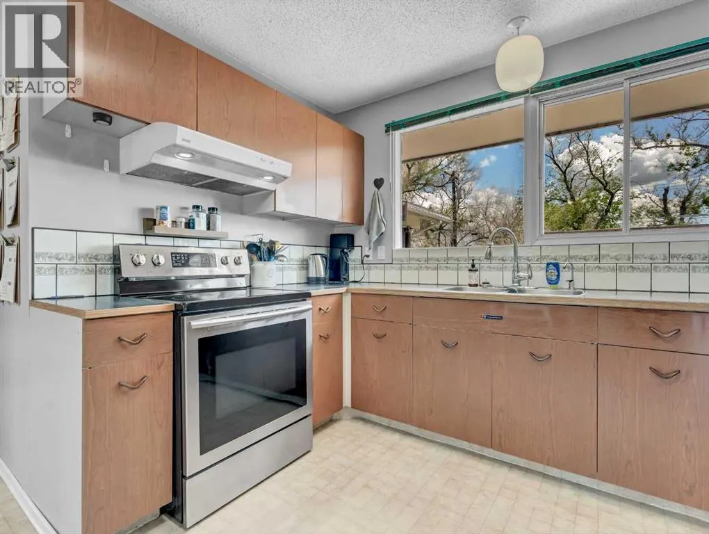 436 3 Street W