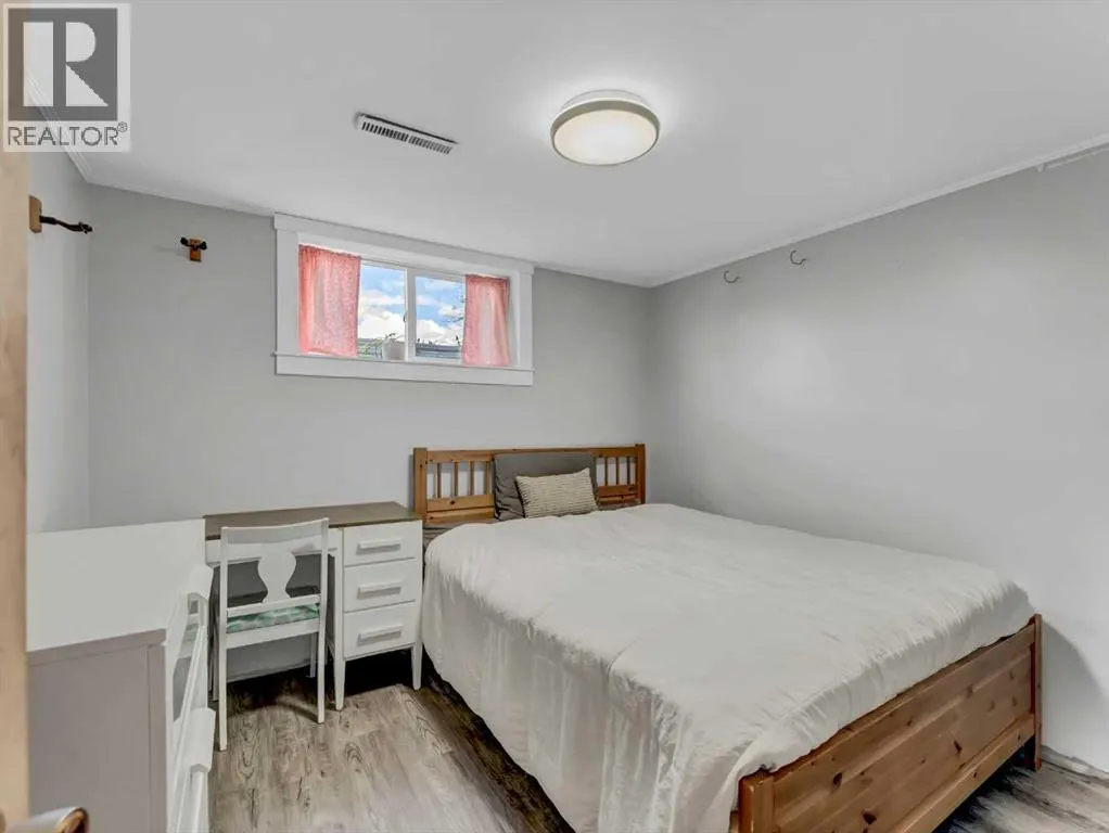 436 3 Street W