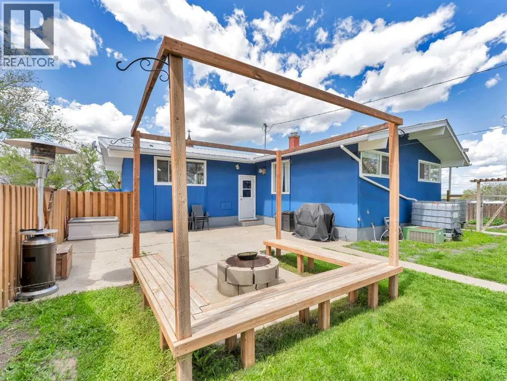 436 3 Street W