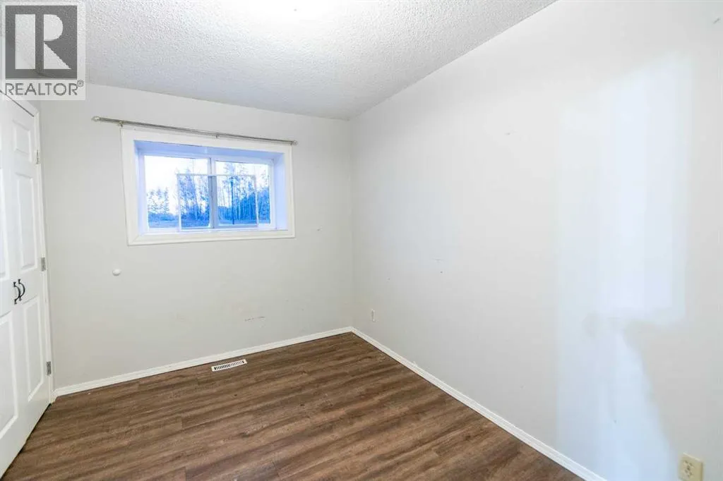 5702 44 Ave