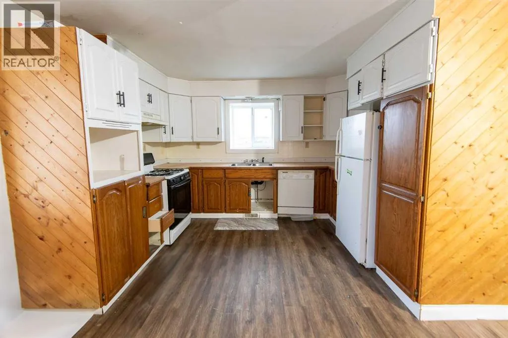 5702 44 Ave