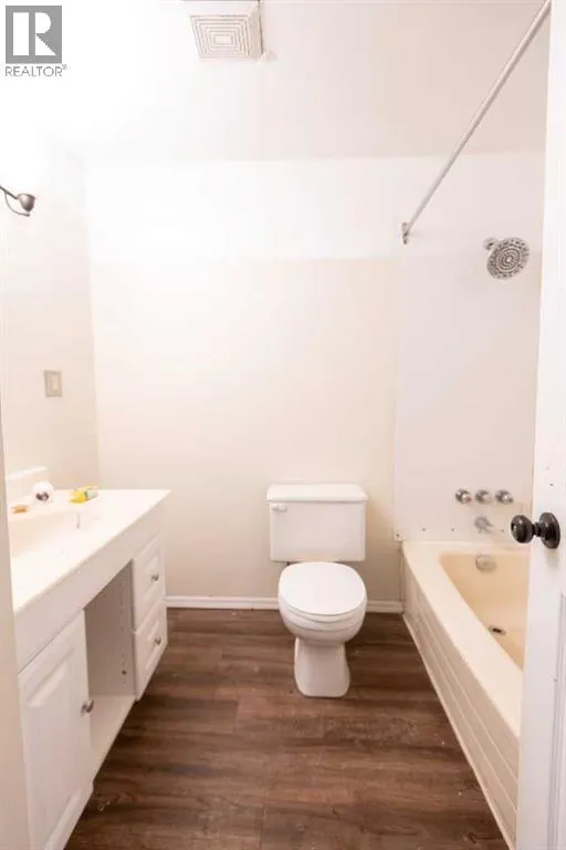5702 44 Ave