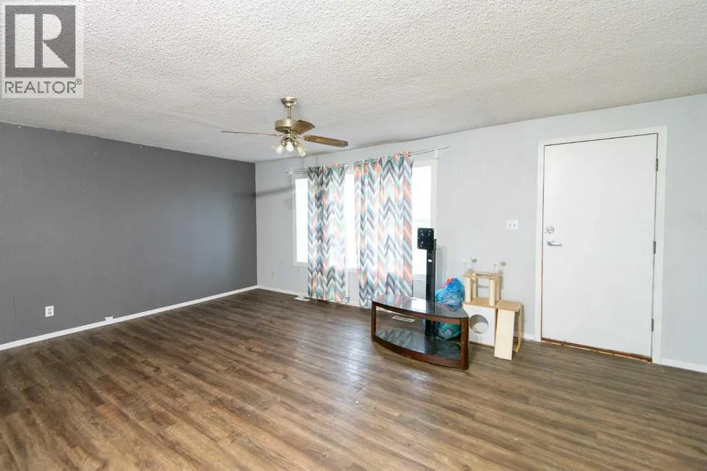 5702 44 Ave
