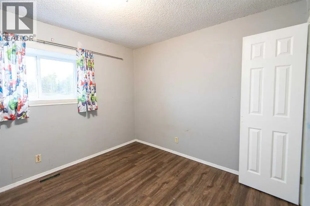 5702 44 Ave