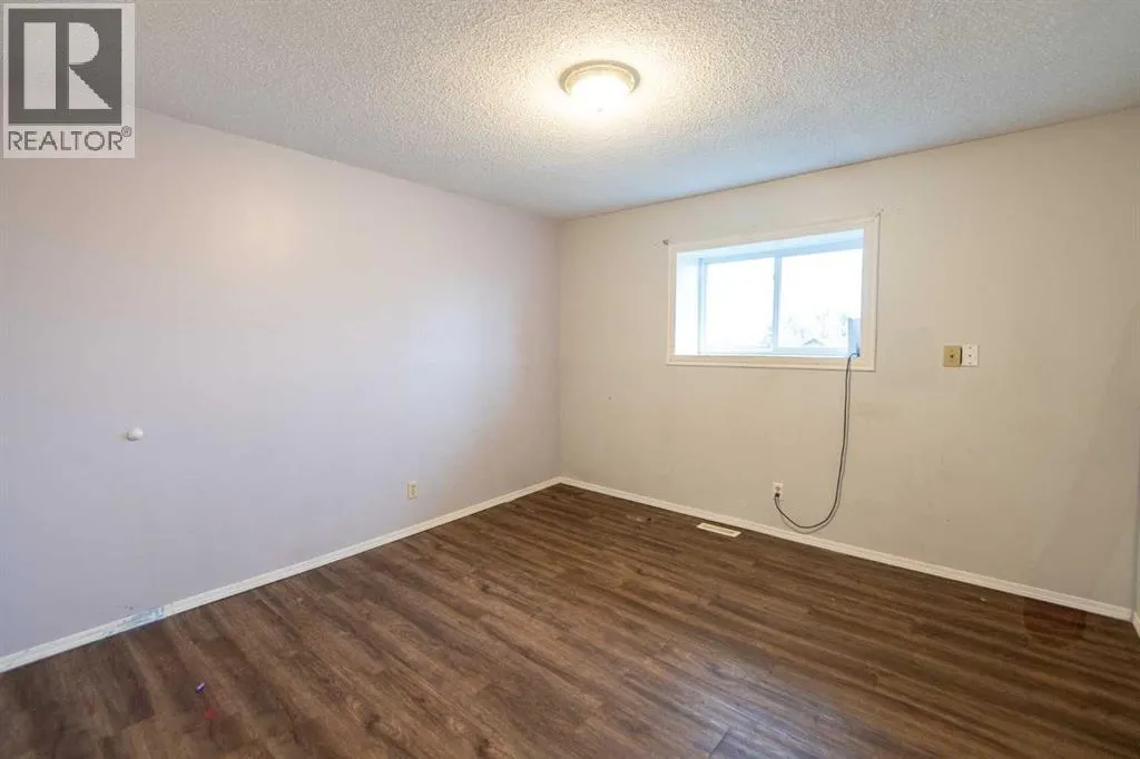 5702 44 Ave