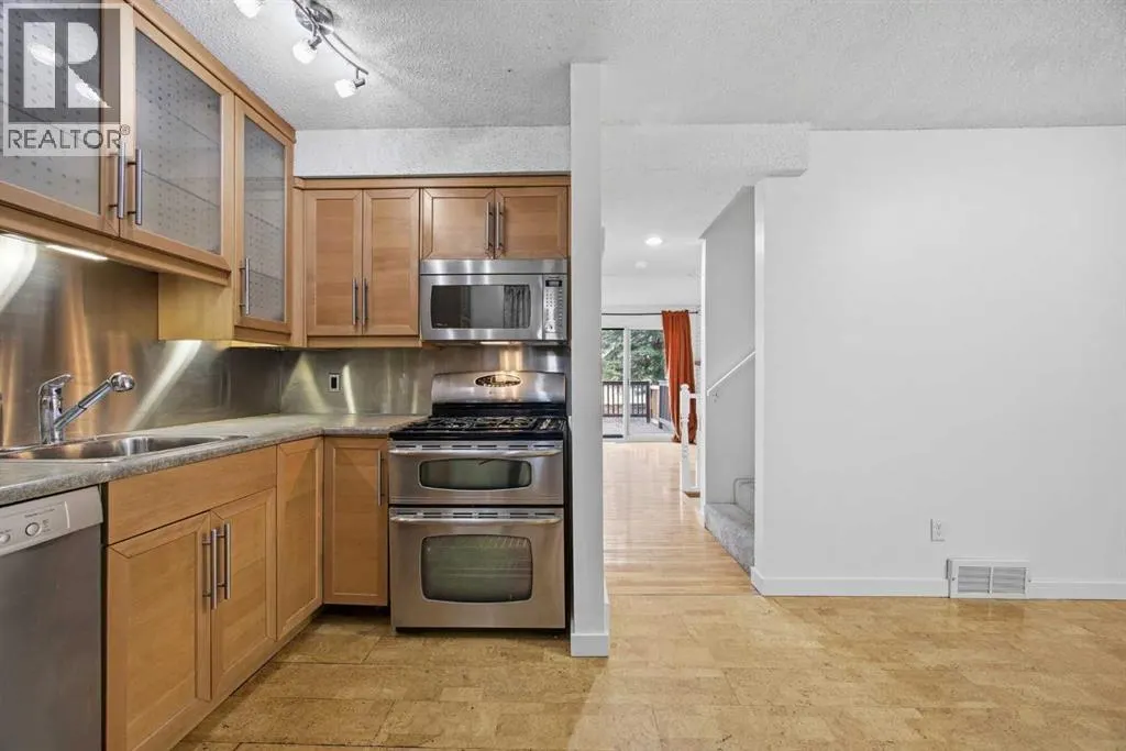8, 803 Varsity Estates Drive NW