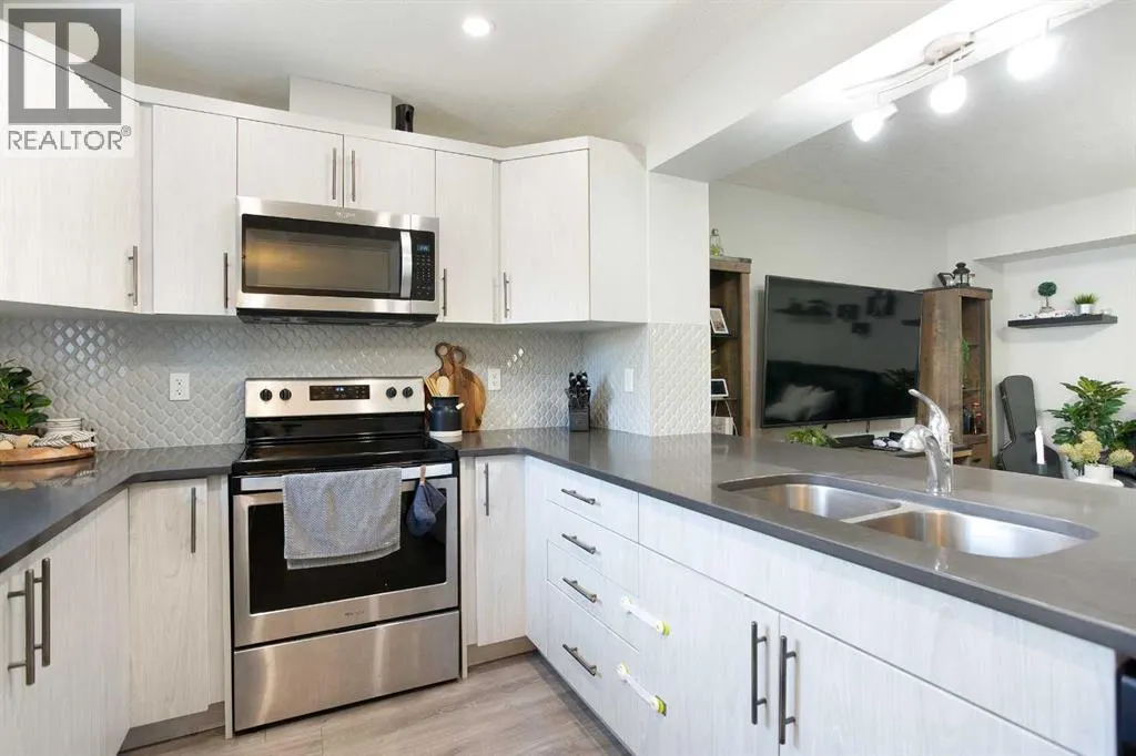 214 Hillcrest Gardens SW