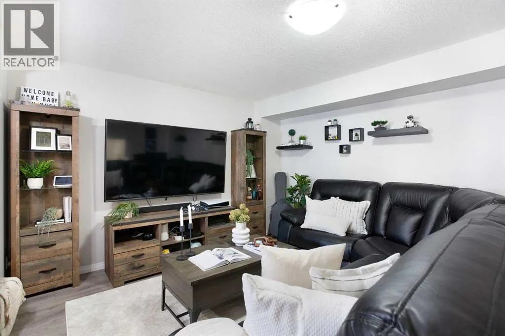 214 Hillcrest Gardens SW