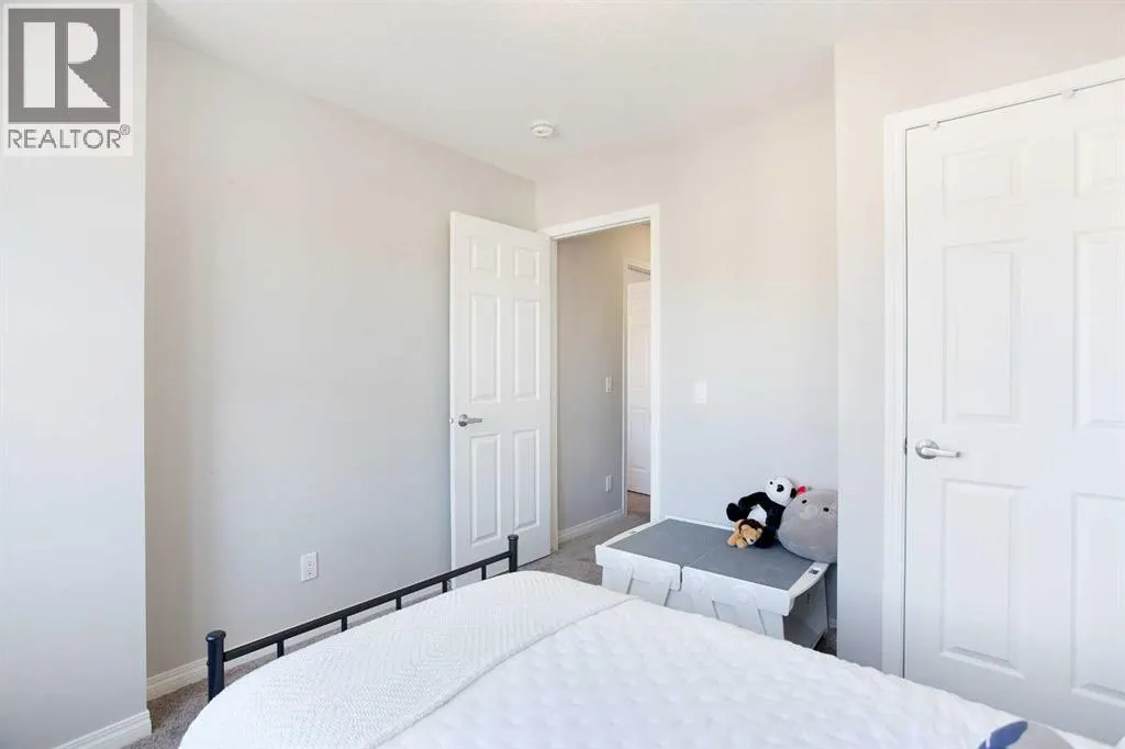 214 Hillcrest Gardens SW