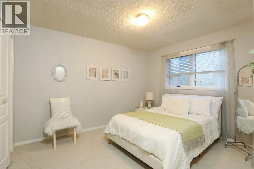 43 Sherwood Boulevard W