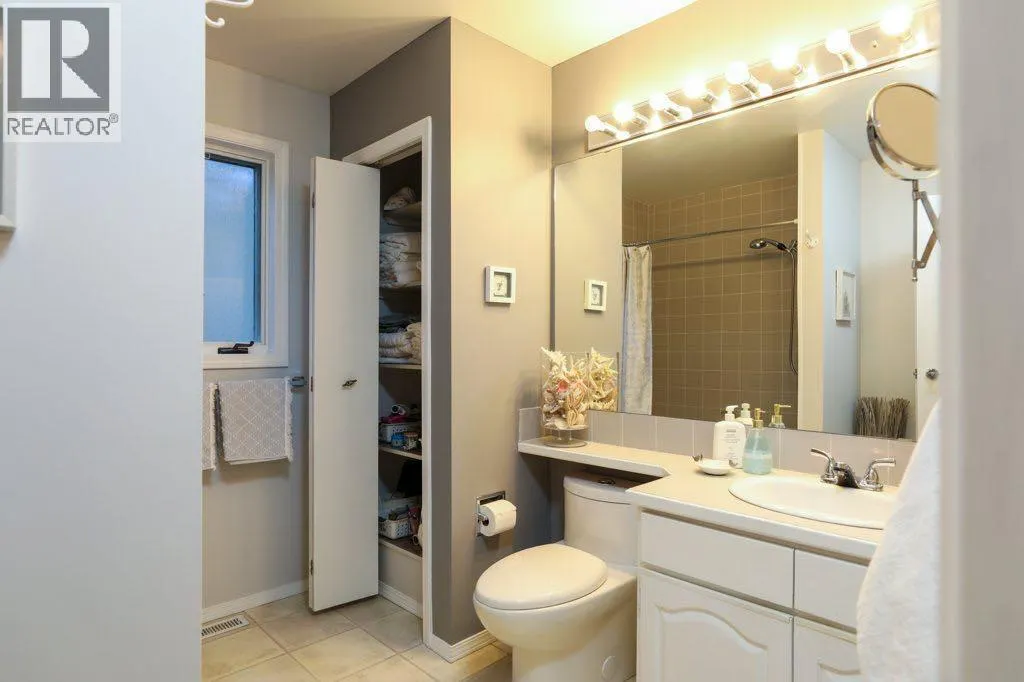 43 Sherwood Boulevard W