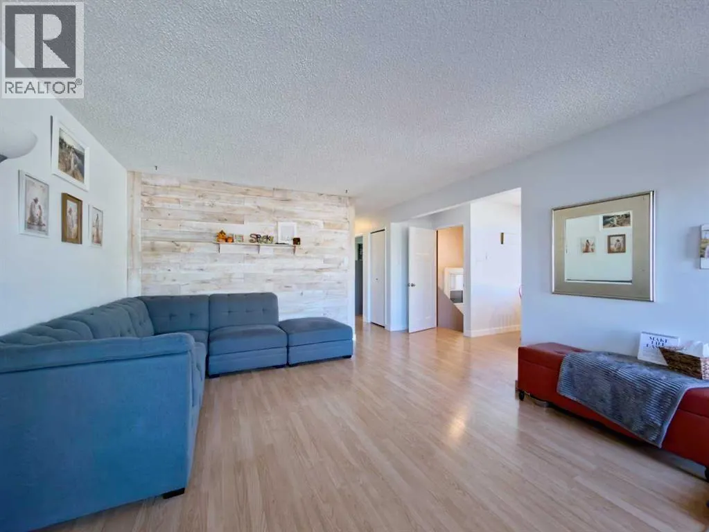 8 Cayuga Crescent W
