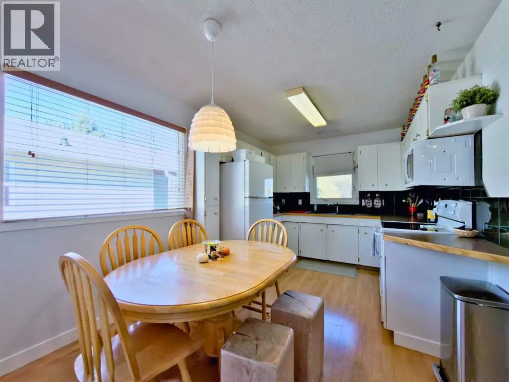 8 Cayuga Crescent W