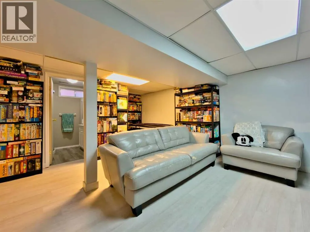 8 Cayuga Crescent W