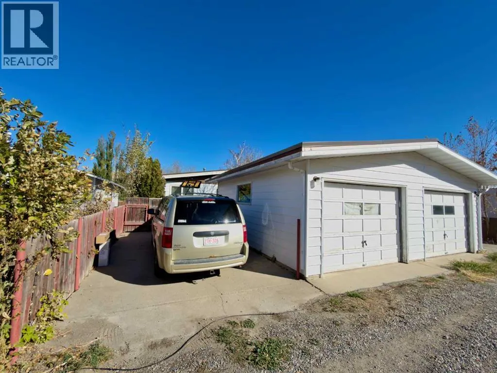 8 Cayuga Crescent W