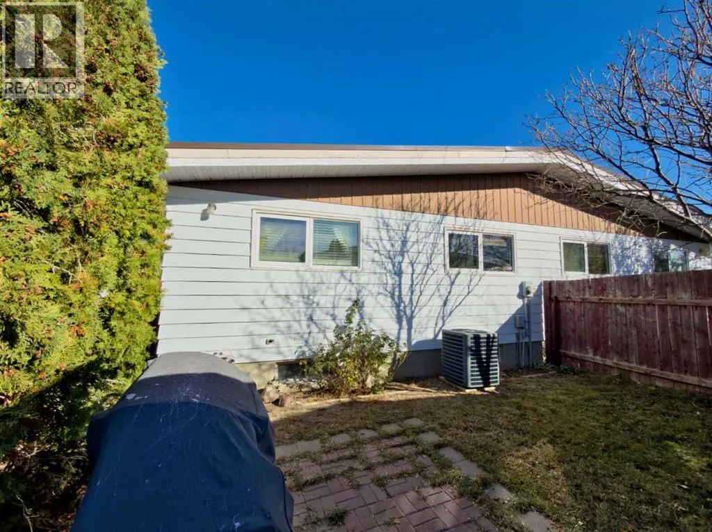 8 Cayuga Crescent W