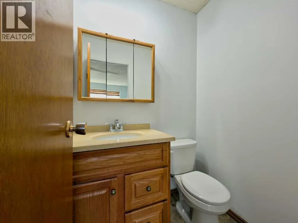 8 Cayuga Crescent W