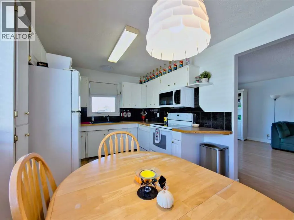 8 Cayuga Crescent W