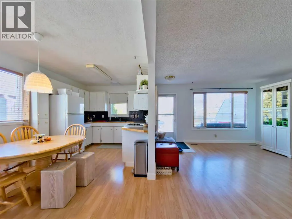 8 Cayuga Crescent W