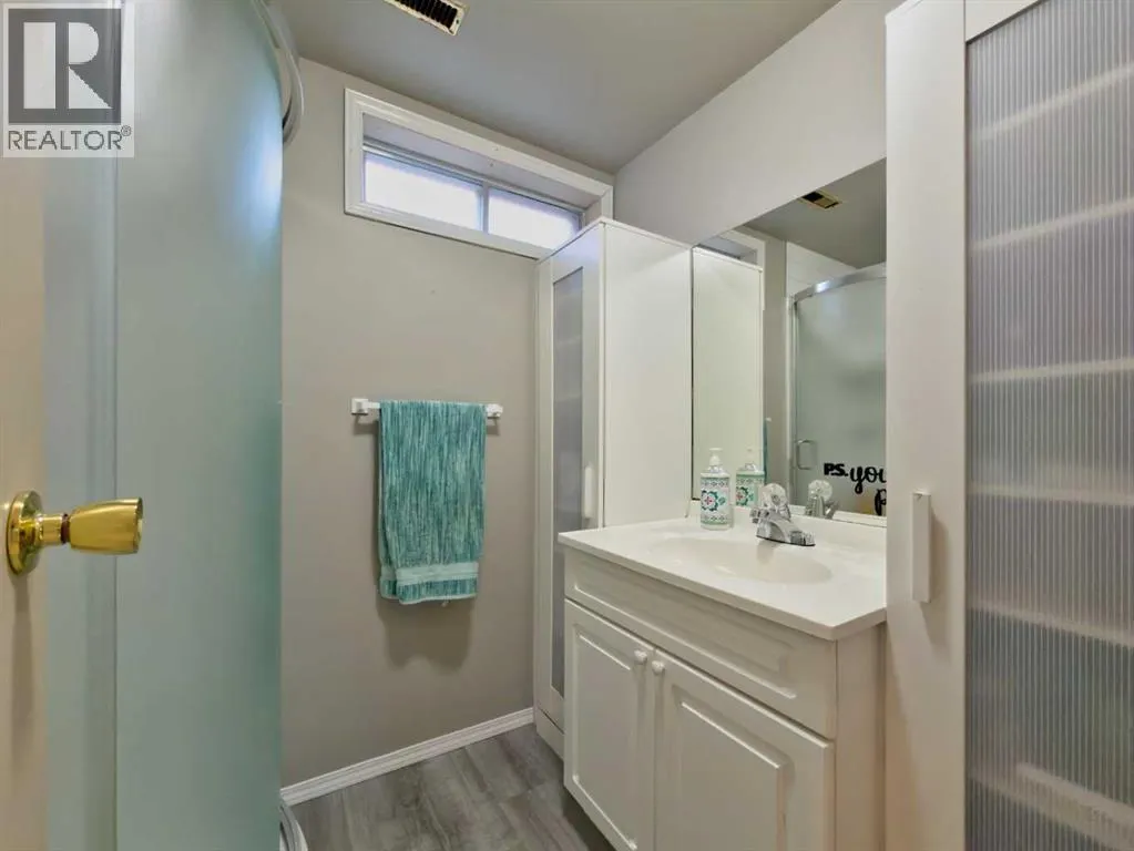 8 Cayuga Crescent W