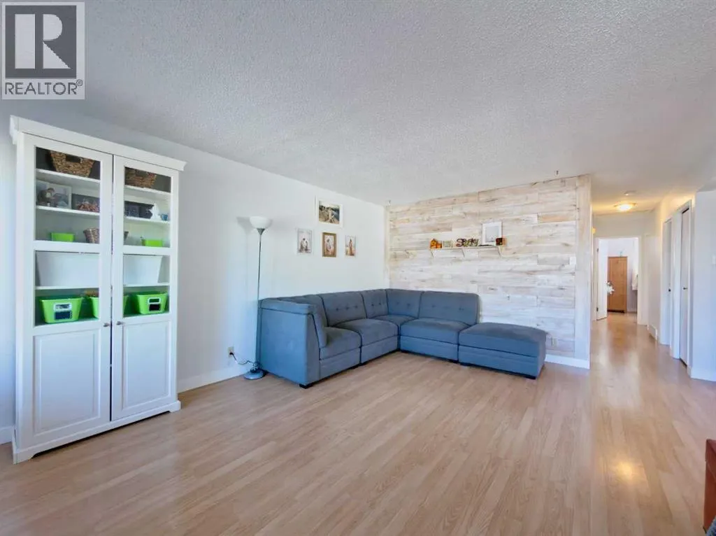 8 Cayuga Crescent W
