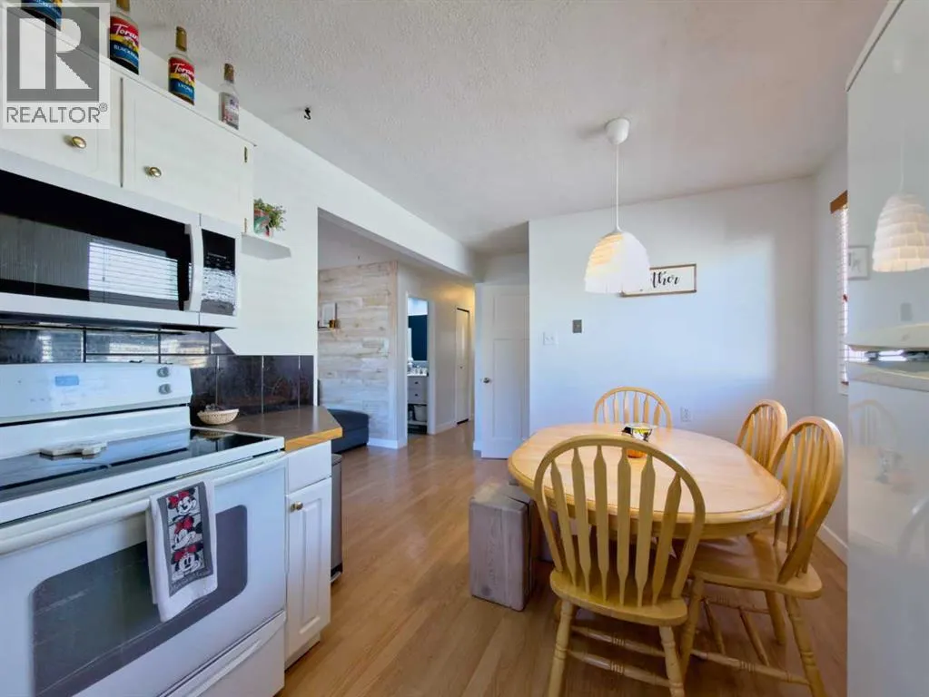 8 Cayuga Crescent W