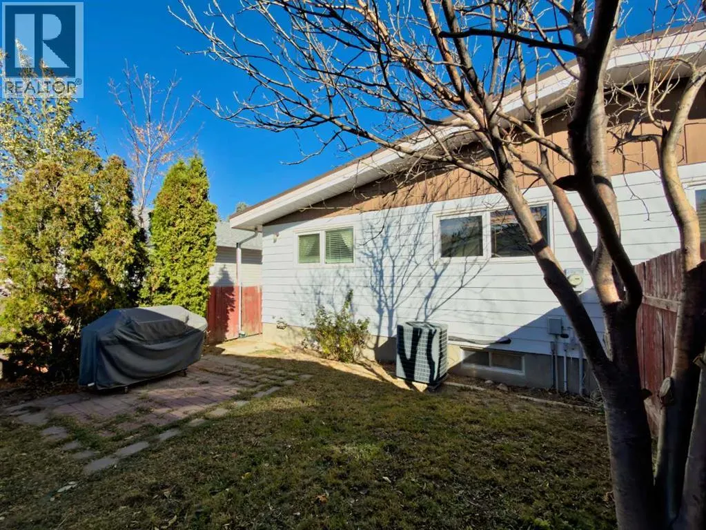 8 Cayuga Crescent W