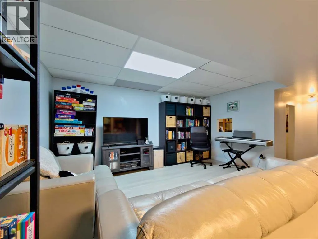 8 Cayuga Crescent W
