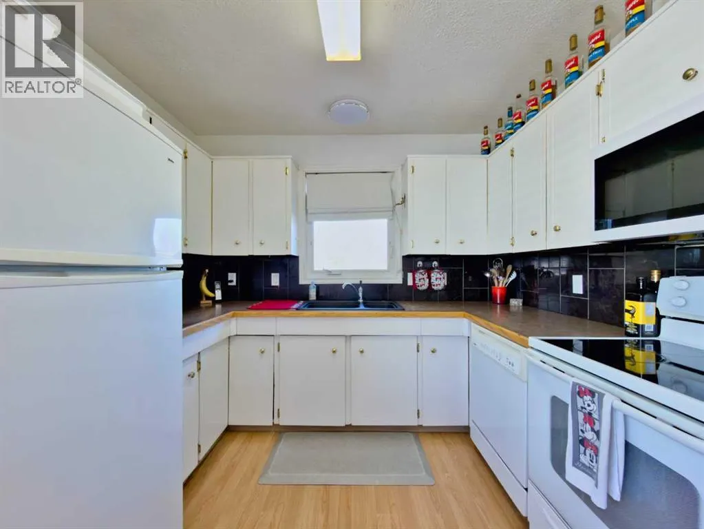 8 Cayuga Crescent W