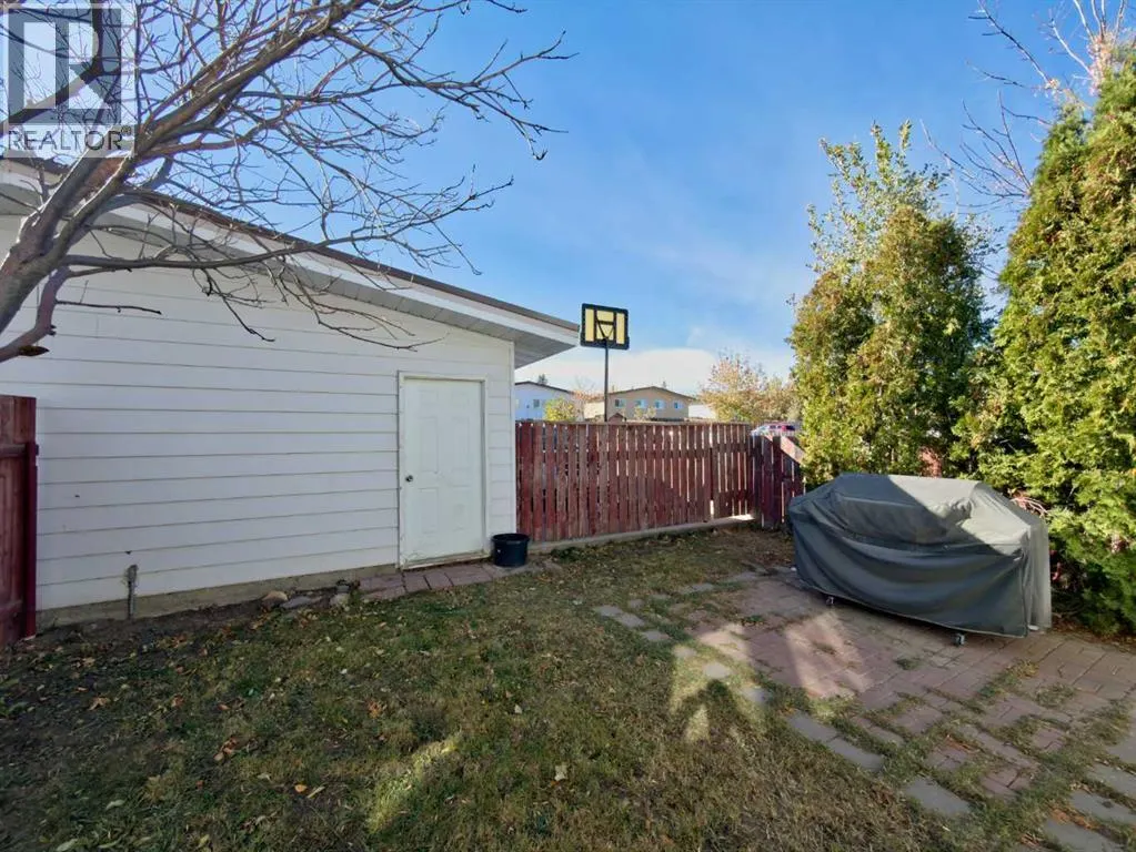 8 Cayuga Crescent W
