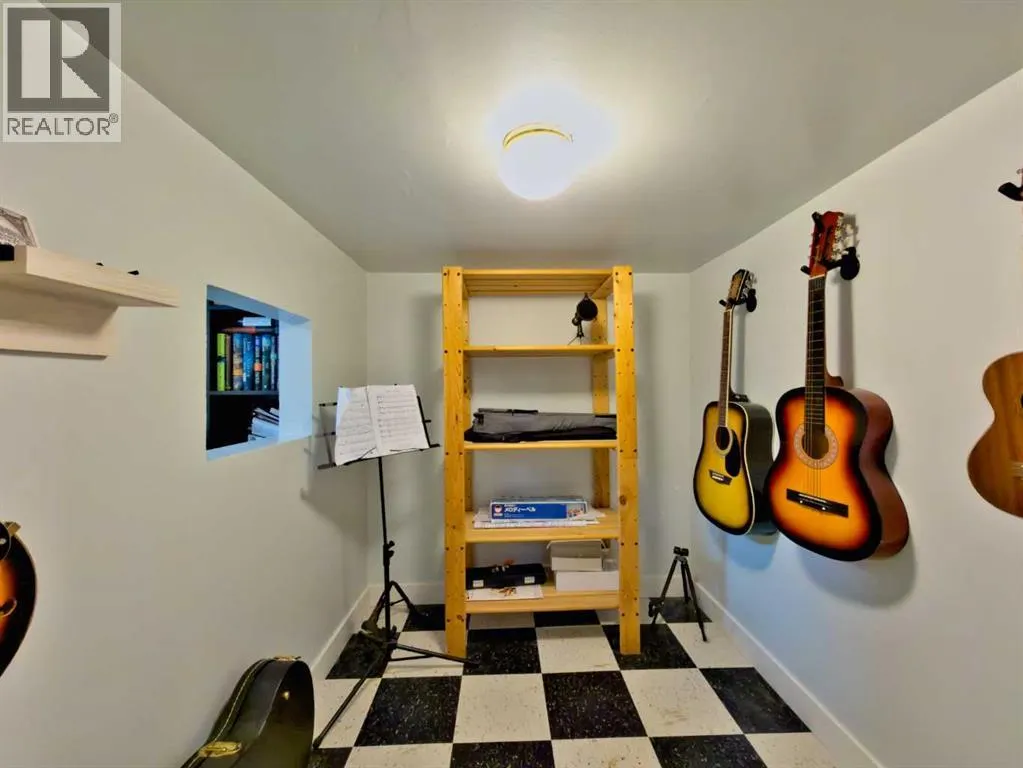 8 Cayuga Crescent W