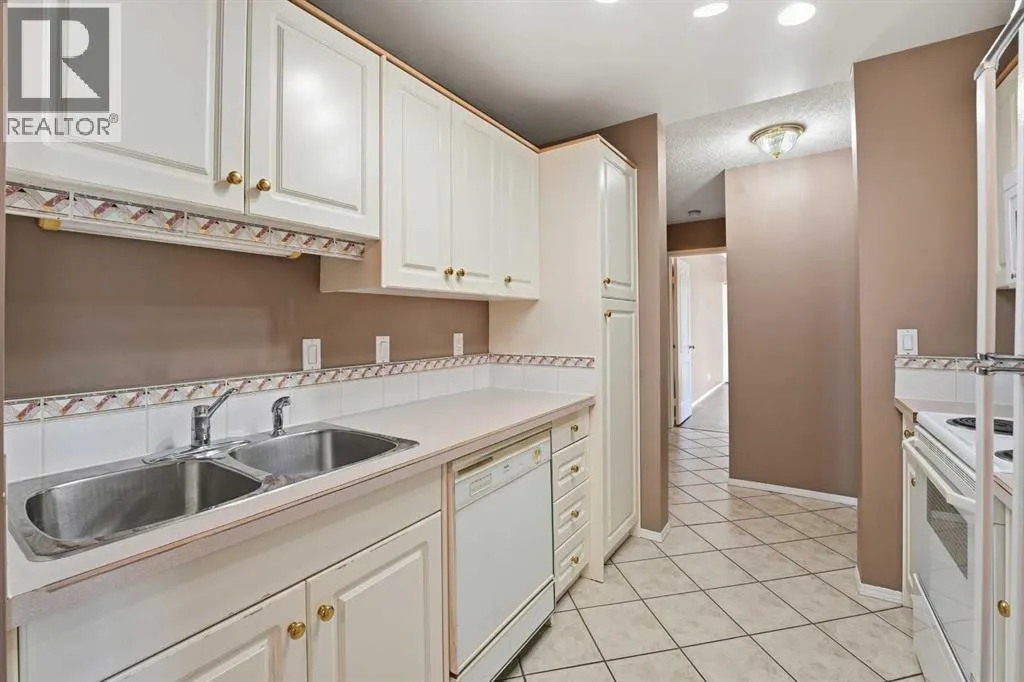 208, 5135 Lakeshore Drive