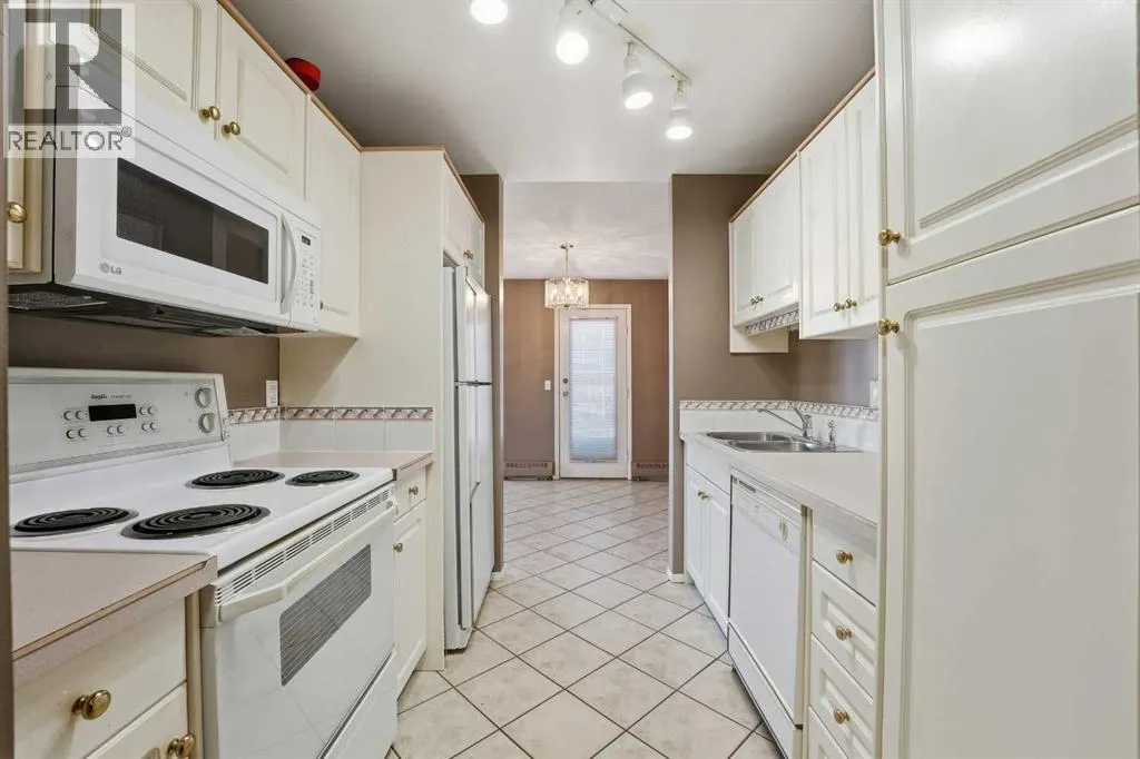 208, 5135 Lakeshore Drive