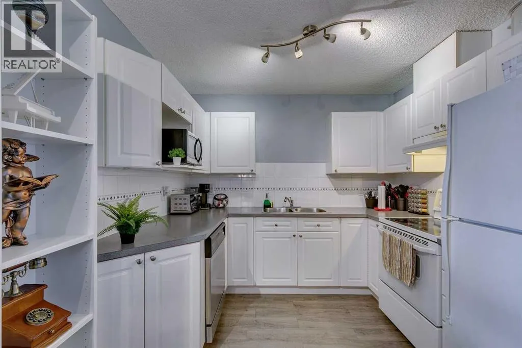 305, 7 Harvest Gold Manor NE